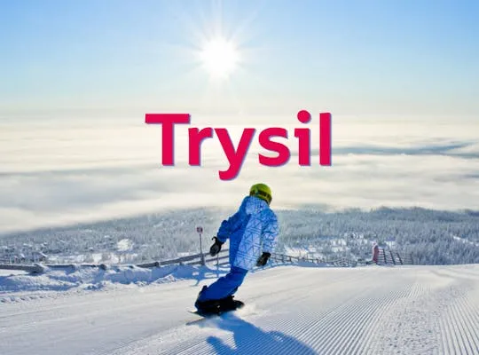 Billedet viser et vinterlandskab på pisten med en person, der står på snowboard.