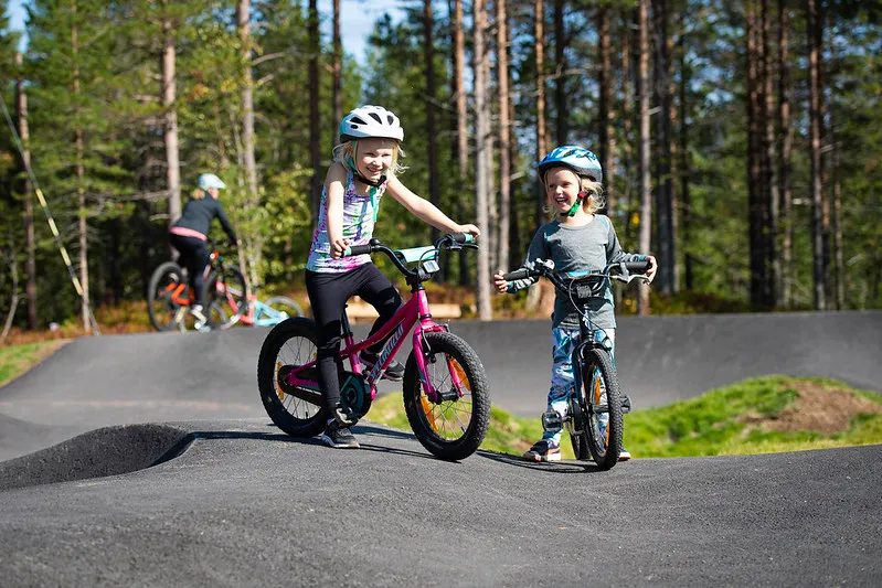 Billedet viser to børn, der prøver pumptrack-banen i Sälen.