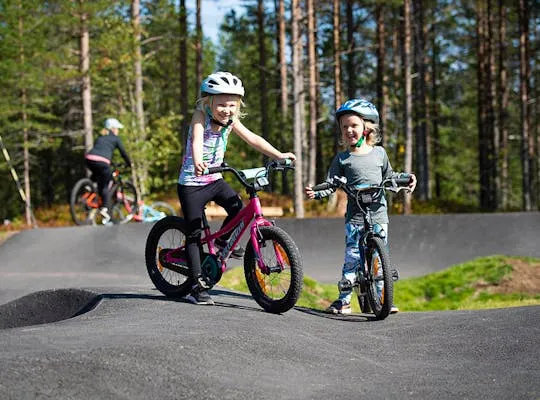 Billedet viser to børn, der prøver pumptrack-banen i Sälen.