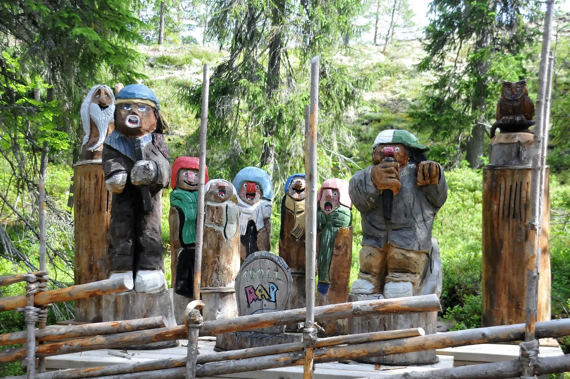 Billedet viser træskulpturer i Trollskogen.