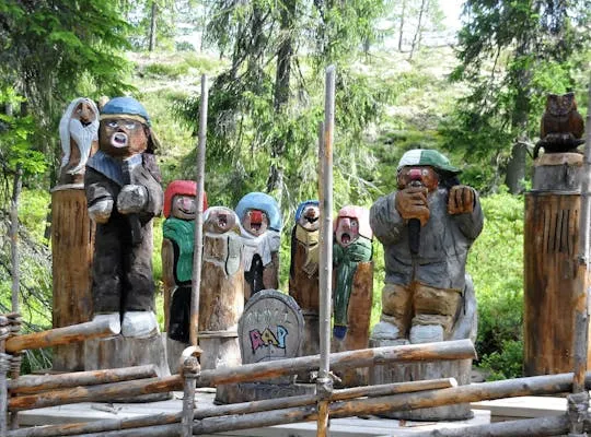 Billedet viser træskulpturer i Trollskogen.