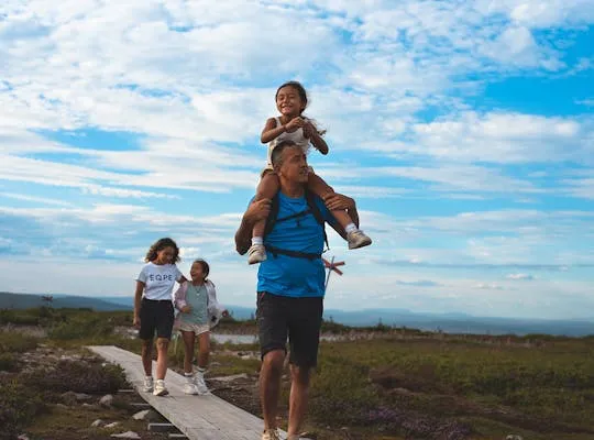 Billedet viser en familie, der vandrer i Sälen.