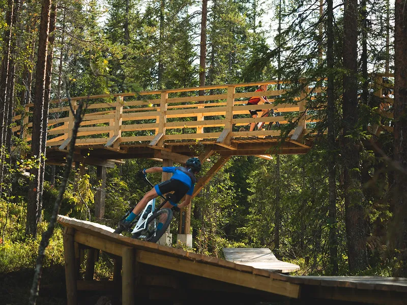Billedet viser en cyklist i Sälen Bike Park.