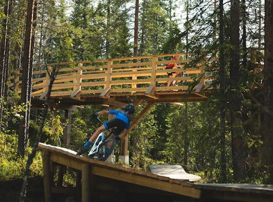 Billedet viser en cyklist i Sälen Bike Park.