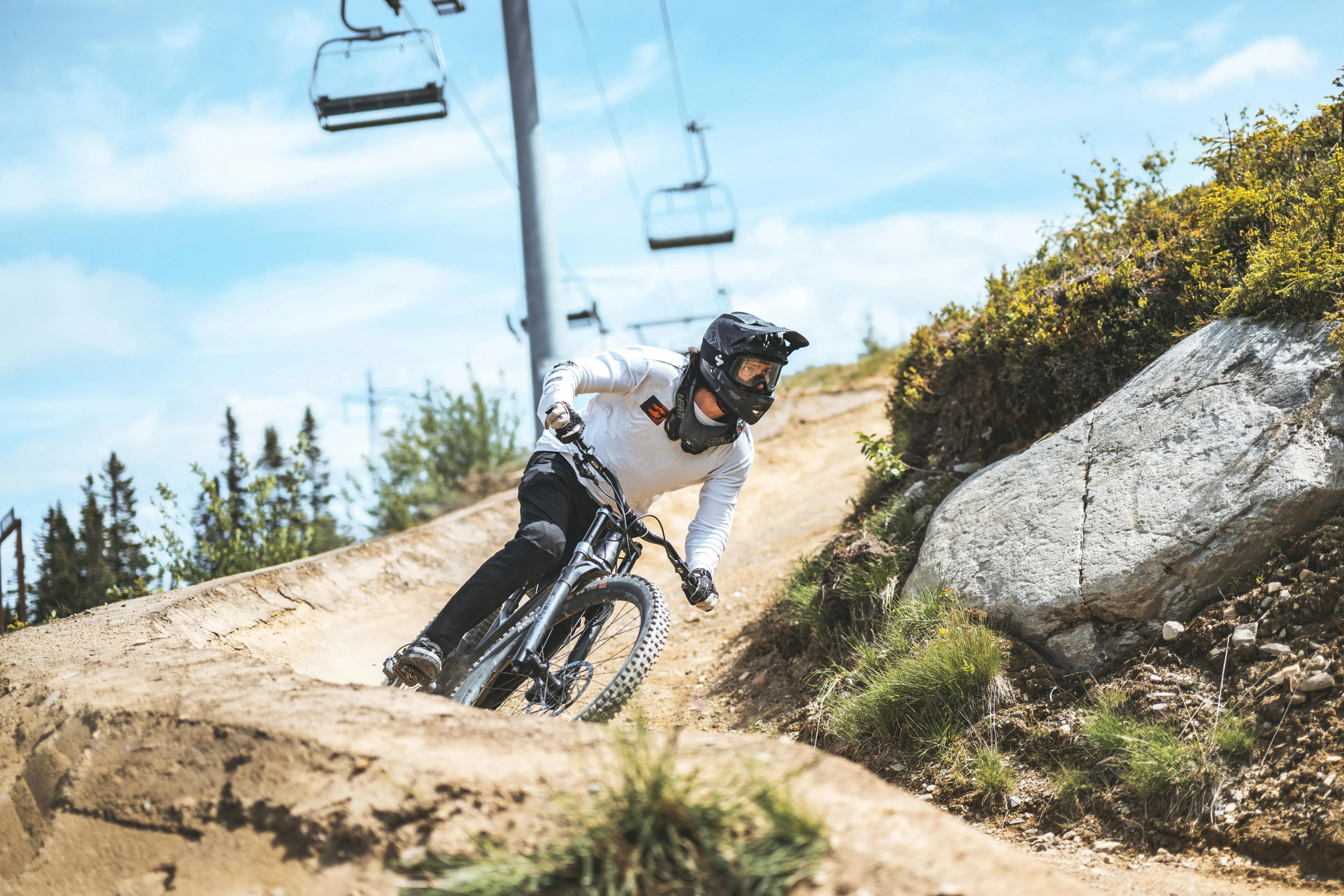 Billedet viser en cyklist, der kører ned ad bakke i Hafjell Bike Park.