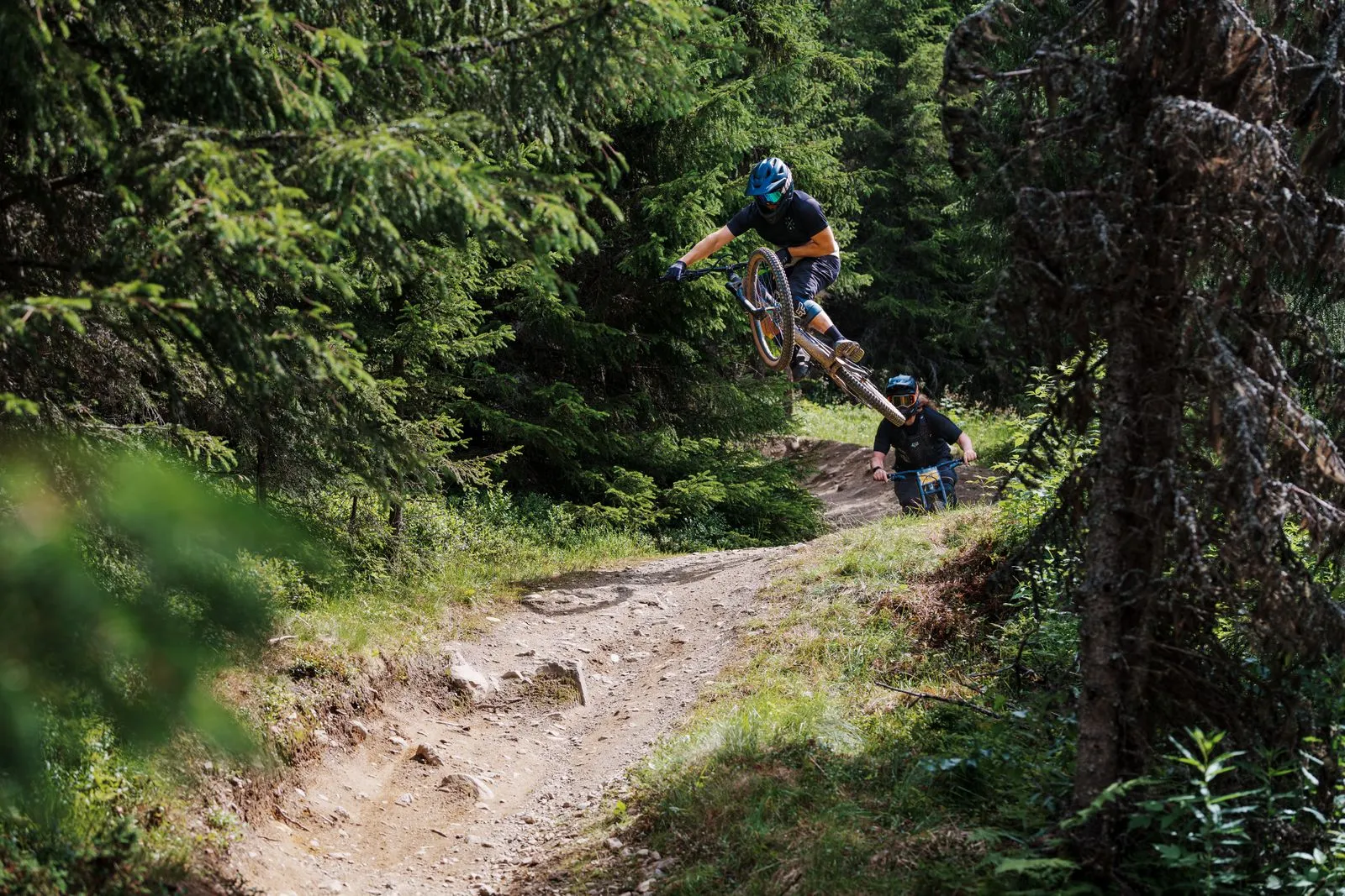 Billedet viser en person, der laver et hop i Hafjell Bike Park.