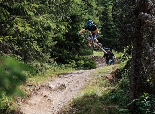 Billedet viser en person, der laver et hop i Hafjell Bike Park.