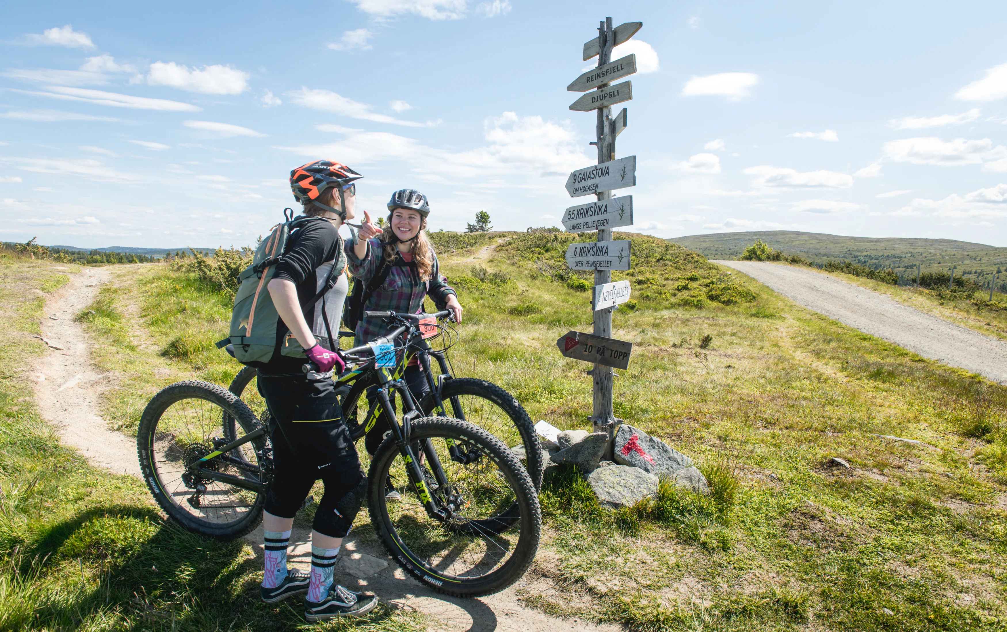 Billedet viser to kvinder, der prøver trailcykling i Hafjell.