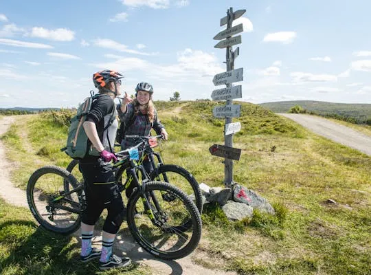 Billedet viser to kvinder, der prøver trailcykling i Hafjell.