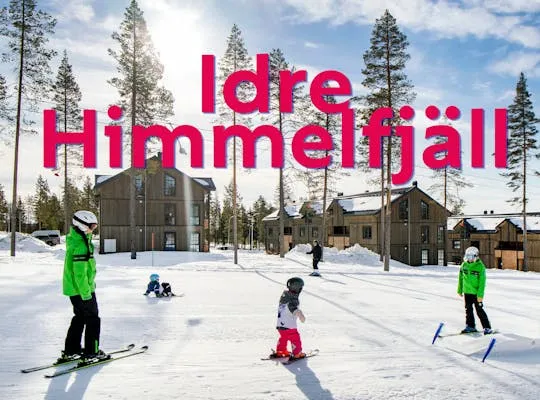 Billedet viser et vinterlandskab med hytter i baggrunden og børn, der står på ski.